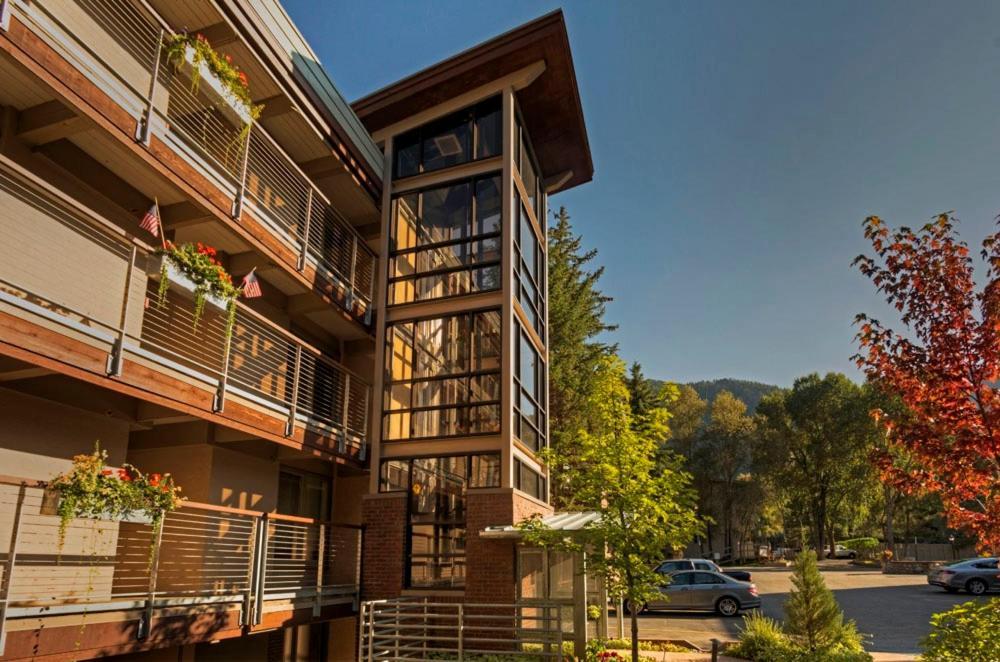 Chateau Eau Claire Unit 22, Condo Overlooking The Roaring Fork River With A Private Deck アスペン エクステリア 写真