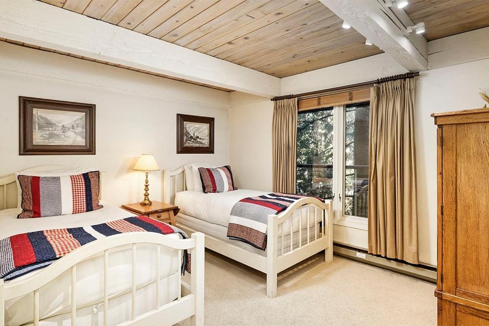 Chateau Eau Claire Unit 22, Condo Overlooking The Roaring Fork River With A Private Deck アスペン エクステリア 写真