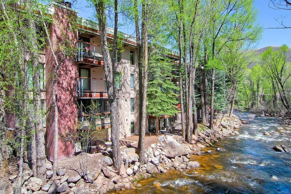 Chateau Eau Claire Unit 22, Condo Overlooking The Roaring Fork River With A Private Deck アスペン エクステリア 写真